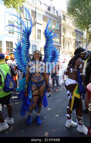 Girl in Blue al Notting Hill Festival di Londra, Regno Unito. Foto Stock