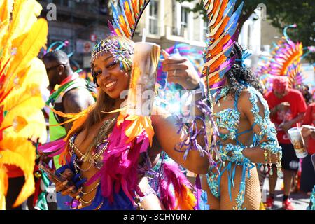 Una ballerina felice al Notting Hill Festival di Londra, Regno Unito. Foto Stock