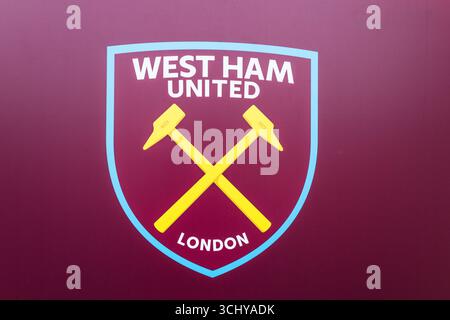 Emblema del West Ham United, martelli incrociati su scudo marrone. Londra, Regno Unito, 14 luglio 2024 Foto Stock