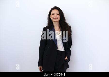 4 settembre 2025, Venezia, Veneto, Italia: SHU QI al photocall per il film "Nuhai" alla 82a Mostra del Cinema di Venezia al Lido di Venezia. (Credit Image: © Mickael Chavet/ZUMA Press Wire) SOLO PER USO EDITORIALE! Non per USO commerciale! Foto Stock