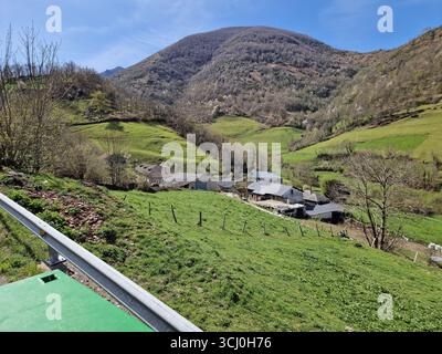 Paesaggio intorno al villaggio di Trascastro nella valle di Leitariegos nelle Asturie, Spagna Foto Stock