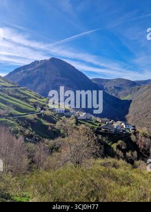 Paesaggio intorno al villaggio di Trascastro nella valle di Leitariegos nelle Asturie, Spagna Foto Stock