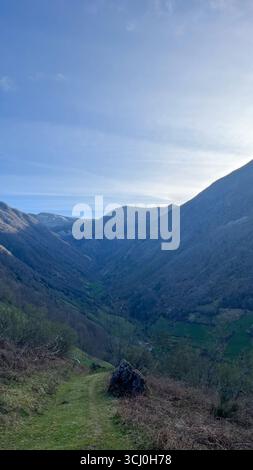 Paesaggio intorno al villaggio di Trascastro nella valle di Leitariegos nelle Asturie, Spagna Foto Stock