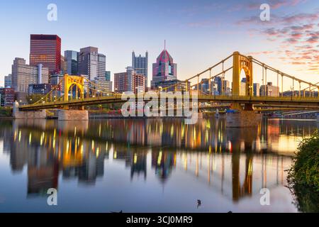 Pittsburgh, Pennsylvania, Stati Uniti, skyline della città sul fiume Ohio al crepuscolo. Foto Stock