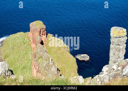 punto lacada della girona che affonda con i diavoli giganti del dito medio strada rialzata strada costiera contea di antrim irlanda del nord regno unito Foto Stock