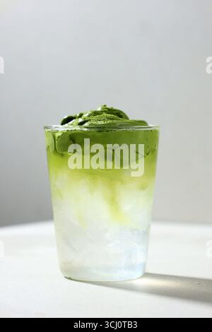 Drink Close Up Cloud Matcha, crema Matcha Dalgona con acqua di cocco Iced Foto Stock