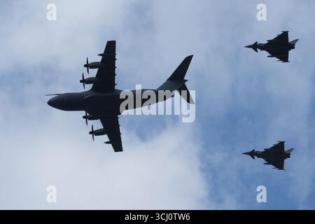 Jagel, Germania. 4 settembre 2025. Due Eurofighter simulano il rifornimento in aria su un aereo cisterna A400M presso l'aeroporto di Jagel durante l'esercitazione dell'aeronautica militare National Air Power 2025 (SNAP 2025). Come parte di un esercizio, l'aeronautica tedesca presenta i suoi sistemi di armi volanti ai partecipanti al corso del comando e staff College della Bundeswehr al fine di promuovere la loro comprensione delle capacità specifiche dell'aeronautica. Tornado, Eurofighter, A400M, C-130J, CH53, LUH e forze di protezione degli oggetti sono coinvolte. Crediti: Marcus Brandt/dpa/Alamy Live News Foto Stock