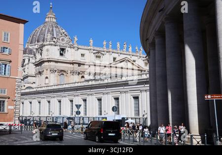 Città del Vaticano, Italia. 4 settembre 2025. Le forze di sicurezza pattugliano Piazza San Pietro, Vaticano, Roma, Italia, 4 settembre 2025. La piazza e i suoi dintorni sono stati chiusi durante la visita del presidente israeliano Herzog al Papa Leone XIV. (Foto di Elisa Gestri/Sipa USA) credito: SIPA USA/Alamy Live News Foto Stock