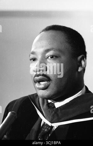 LOS ANGELES, CALIFORNIA, USA - 2 marzo 1965 - il dottor Martin Luther King - vestito con i suoi abiti accademici tiene una conferenza stampa dopo essersi rivolto a un'audi Foto Stock