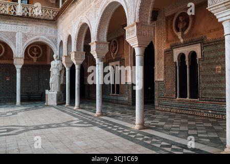 Archi e colonne decorano incredibili dettagli di decorazione in stucco yeseria, con motivi sebka, arabeschi e sculture muqarnas - arte dell'ar moresco Foto Stock
