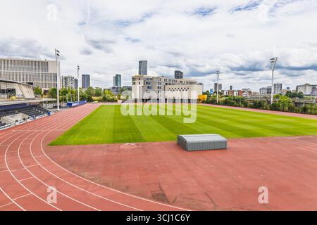 Stadio di atletica vuoto con pista da corsa e campo da calcio verde. Londra, Regno Unito, 14 luglio 2024 Foto Stock