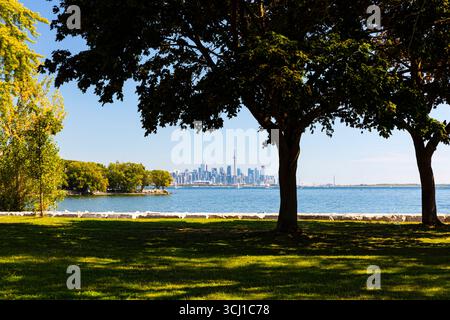 Skyline di Toronto, Canada, con Harbourfront sul lago Ontario. Toronto, Ontario, Canada Foto Stock