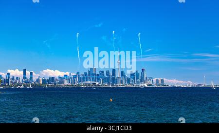 Toronto, Canada City skyline durante lo spettacolo aereo sul lago Ontario. Toronto, Ontario, Canada Foto Stock