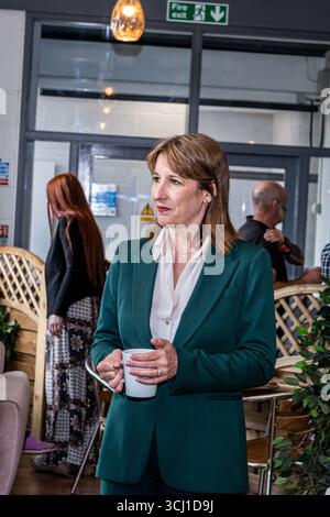 La Cancelliera dello Scacchiere Rachel Reeves durante una visita a Farsley a Leeds, West Yorkshire, incontrando i proprietari di aziende locali Foto Stock