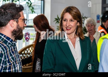 La Cancelliera dello Scacchiere Rachel Reeves durante una visita a Farsley a Leeds, West Yorkshire, incontrando i proprietari di aziende locali Foto Stock