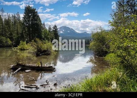 Vista del lago Manzanita e del monte Lassen al Lassen Volcanic National Park nel nord della California Foto Stock