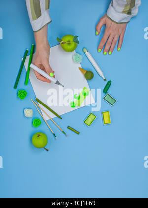 Impegno artistico e creazione artistica. Idea d'ispirazione per l'arte contemporanea. Concetto di rinnovamento creativo. Foto Stock