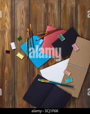 Articoli per l'arte e l'artigianato. Materiale di pittura tutto intorno presso un laboratorio d'arte. Provviste d'arte sul tavolo. Foto Stock