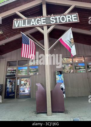 Parco nazionale di Yosemite, California, Stati Uniti. 4 settembre 2025. Vista d'ingresso del Village Store con le bandiere degli Stati Uniti e della California Foto Stock
