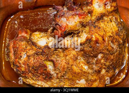 Carne in spezie, cotta in forma di vetro nel proprio succo, primo piano. Foto Stock