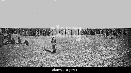 Pubblicata su le Miroir nel 1916, questa fotografia mostra i prigionieri di guerra bulgari riuniti in un vasto campo aperto dopo la loro cattura da parte delle forze franco-serbe durante l'offensiva di Monastir. Più di 4.000 soldati bulgari furono fatti prigionieri in soli cinque giorni. L'immagine evidenzia la portata degli avanzamenti alleati in Macedonia e il crollo delle posizioni bulgare sul fronte balcanico durante la prima guerra mondiale Foto Stock