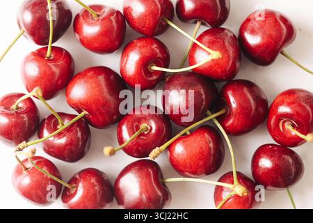 Sfondo ciliegie fresche. Primo piano di frutta rossa dolce. Cibo biologico sano per la dieta estiva. Consistenza naturale dei frutti macro. Alimentazione stagionale del raccolto. Foto Stock
