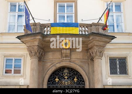 L'esterno dell'Ambasciata di Germania è a Praga. Ingresso frontale con balcone. Splendida architettura in stile barocco del palazzo. Foto Stock