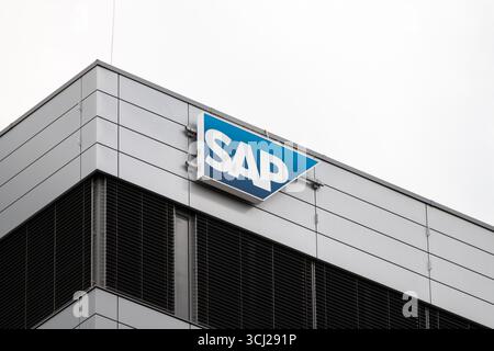 Logo SAP sull'esterno di un edificio per uffici. Multinazionale tedesca del software e della tecnologia che offre soluzioni aziendali. Foto Stock