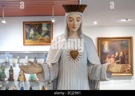 Statue religiose nel museo vicino a nostra Signora del Beauraing / santuario di Notre-Dame de Beauraing / luogo di pellegrinaggio a Beauraing, Namur, Belgio Foto Stock