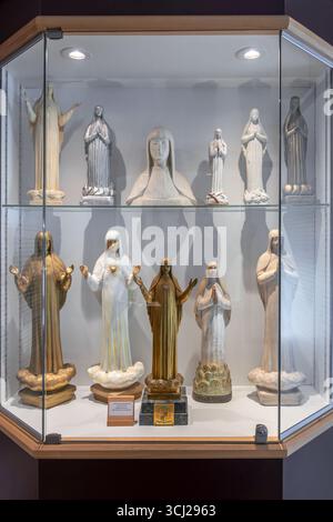 Statue religiose nel museo vicino a nostra Signora del Beauraing / santuario di Notre-Dame de Beauraing / luogo di pellegrinaggio a Beauraing, Namur, Belgio Foto Stock