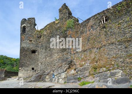 Castello medievale in rovina del IX secolo che domina la città di la Roche-en-Ardenne in estate, provincia di Lussemburgo, Ardenne, Vallonia, Belgio Foto Stock