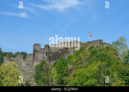 Castello medievale in rovina del IX secolo che domina la città di la Roche-en-Ardenne in estate, provincia di Lussemburgo, Ardenne, Vallonia, Belgio Foto Stock