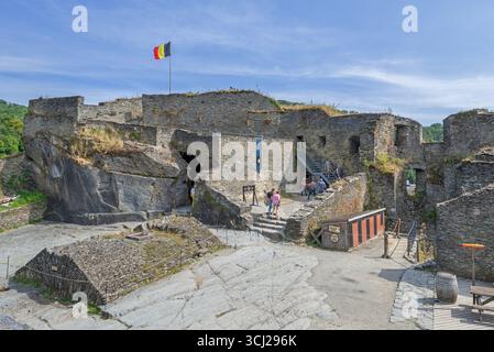 Castello medievale in rovina del IX secolo che domina la città di la Roche-en-Ardenne in estate, provincia di Lussemburgo, Ardenne, Vallonia, Belgio Foto Stock