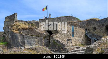 Castello medievale in rovina del IX secolo che domina la città di la Roche-en-Ardenne in estate, provincia di Lussemburgo, Ardenne, Vallonia, Belgio Foto Stock