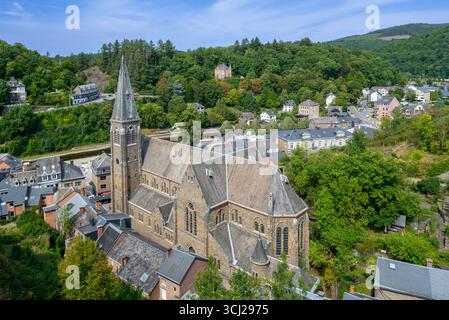 Chiesa di San Nicola vista dalle rovine del castello nella città di la Roche-en-Ardenne in estate, provincia di Lussemburgo, Ardenne, Vallonia, Belgio Foto Stock