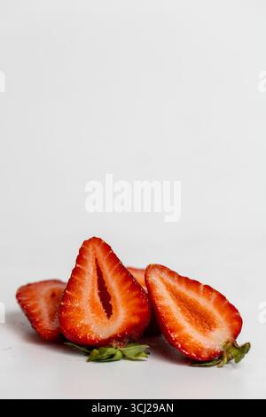 fettine di fragole su sfondo bianco Foto Stock