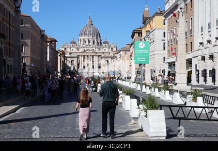 Città del Vaticano, Italia. 4 settembre 2025. Via della conciliazione, Vaticano, Roma, Italia, 4 settembre 2025. La piazza e i suoi dintorni sono stati chiusi durante la visita del presidente israeliano Herzog al Papa Leone XIV. (Foto di Elisa Gestri/Sipa USA) credito: SIPA USA/Alamy Live News Foto Stock