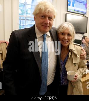 Londra, Regno Unito. 6 settembre 2022. Immagine © concessa in licenza a Parsons Media. 04/09/2025. Londra, Regno Unito. Nadine Dorries ha dei difetti nella riforma. L'ex deputata conservatrice e segretaria della cultura Nadine Dorries ha disertato per riformare in un articolo esclusivo del Daily mail che dice "il partito conservatore è morto” la sua defezione, dopo tre decenni nel partito, arriva prima della Conferenza delle riforme di Birmingham di domani. Il primo ministro Boris Johnson con Nadine Dorries nel suo ultimo giorno in No10 Downing Street Picture by Credit: andrew parsons/Alamy Live News Foto Stock