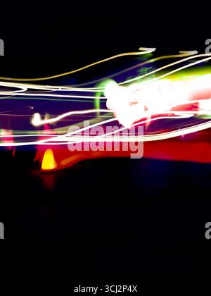 Foglio di ologramma sfondo sfocato con effetto di polarizzazione. Foto d'arte psichedelica casuale di lusso olografico. Foto Stock