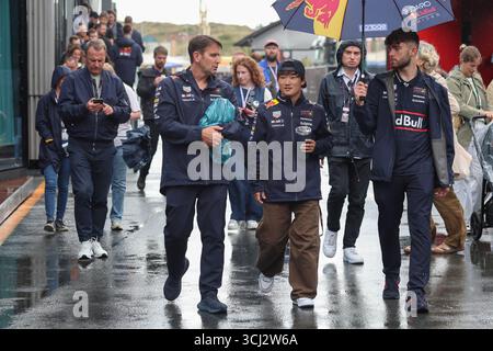 Paesi Bassi, 28 agosto 2025. Formula 1 Heineken Gran Premio d'Olanda 2025 sul circuito Zandvoort di Zandvoort, Paesi Bassi. Nella foto: Yuki Tsunoda del Giappone e Oracle Red Bull Racing nel paddock © Piotr Zajac/Alamy Live News Foto Stock