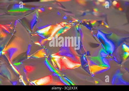 Immagine astratta ad alta risoluzione che mostra un vetro frantumato o una struttura cristallina, riflettendo uno spettro di colori adatto per le campagne di marketing c Foto Stock