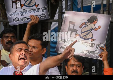 KOLKATA, INDIA - 4 SETTEMBRE: LOP and Bharatiya Janata Party (BJP) MLA Suvendu Adhikari protesta contro il presunto assalto al BJP MLA Shankar Ghosh all'interno della State legislative Assembly House il 4 settembre 2025 a Kolkata, India. Le tensioni scoppiarono quando il presidente Biman Banerjee chiamò gli sceriffi per sfrattare il BJP MLA e il capo frusta del partito, il dottor Sankar Ghosh, dopo la sua sospensione. I legislatori del BJP hanno preso d'assalto il pozzo, cantando slogan "Jai Shri RAM” e bloccando i procedimenti, anche se il governo guidato dal Congresso di Trinamool ha cercato di approvare una mozione di condanna degli attacchi ai lavoratori migranti bengalesi negli stati governati dal BJP Foto Stock