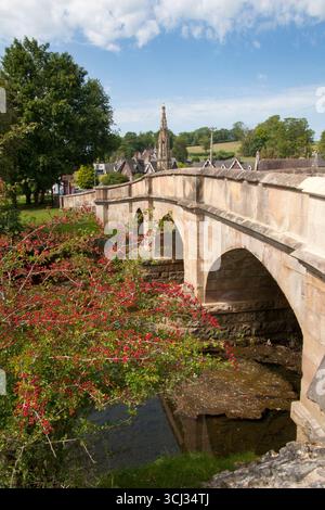 Ilam Bridge of the River Manifold, Ilam, Peak District National Park, Staffordshire, Inghilterra Foto Stock