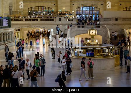 Passeggeri e pendolari nell'atrio principale del Grand Central Terminal, New York. Foto Stock