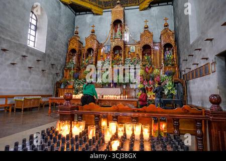 Zinacantan, Messico - 21 marzo 2025: Chiesa di San Lorenzo Martir a Zinacantan, Chiapas, Messico. Foto Stock