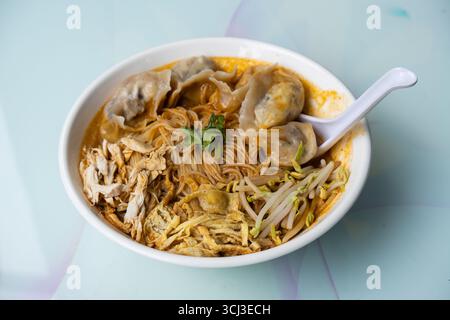 Zuppa di noodle Sarawak Laksa, un famoso piatto del Borneo Foto Stock