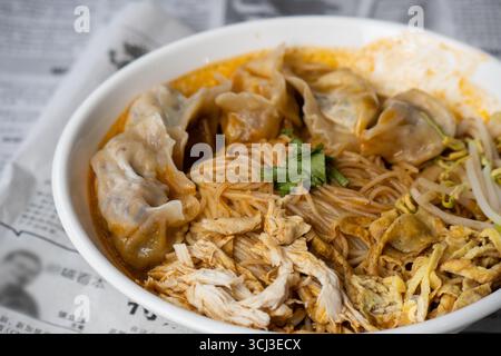 Zuppa di noodle Sarawak Laksa, un famoso piatto cinese Peranakan Foto Stock