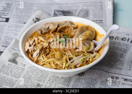 Zuppa di noodle Sarawak Laksa, un famoso piatto cinese Peranakan Foto Stock