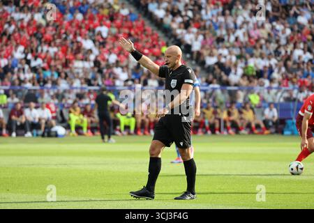 Berlino, Germania - 29 giugno 2024: Arbitro Szymon Marciniak (POL) in azione durante il turno di UEFA EURO 2024 di 16 partite Svizzera contro Italia all'Olympiastadion di Berlino, Germania Foto Stock