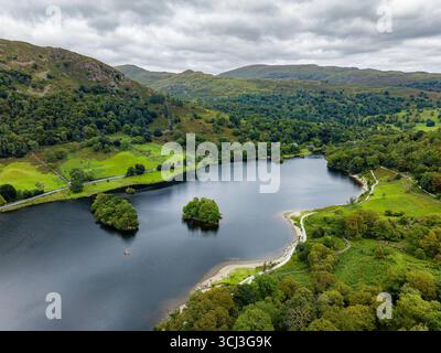 Vista aerea con droni dell'acqua Rydal e delle lussureggianti colline verdi nel Lake District, Inghilterra Foto Stock